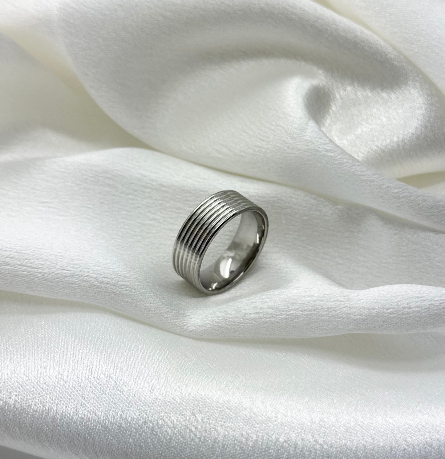 Elegant Ribbed Ring