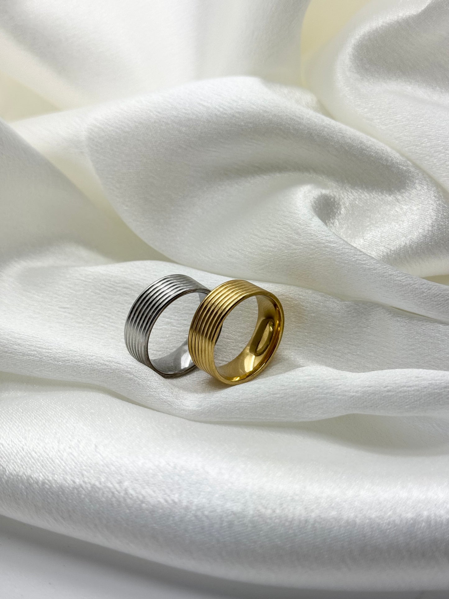 Elegant Ribbed Ring