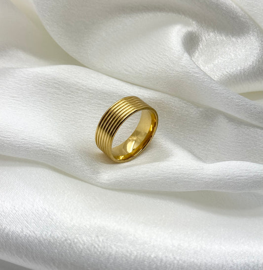 Elegant Ribbed Ring