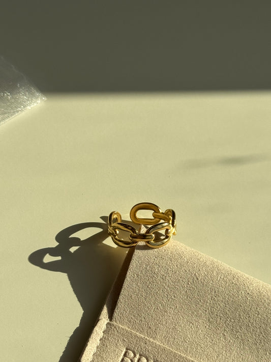 Linked elegance ring